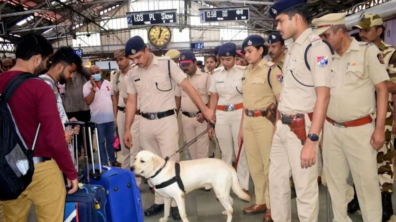 মুম্বাইয়ে বোমা হামলার হুমকি, শহরজুড়ে আতঙ্ক, নিরাপত্তা জোরদার